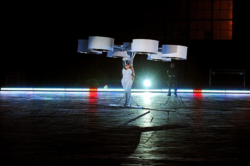 Lady Gaga und das fliegende Kleid "Volantis": Bei der Release-Party zu "Artpop" ist die Pop-Diva abgehoben. Die Bilder.