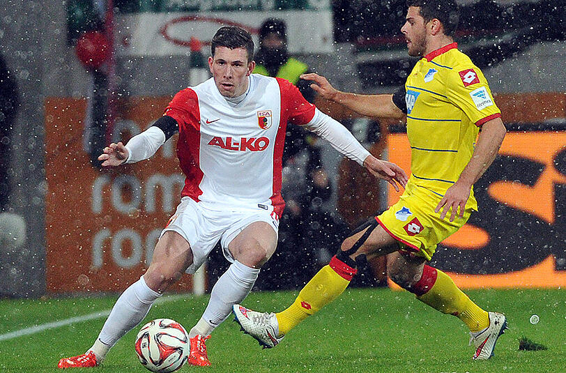Pierre-Emile Höjbjerg (l.) im Trikot des FC Augsburg.