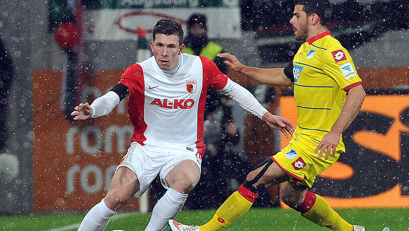 Pierre-Emile Höjbjerg (l.) im Trikot des FC Augsburg. Pierre-Emile Höjbjerg (l.) im Trikot des FC Augsburg.