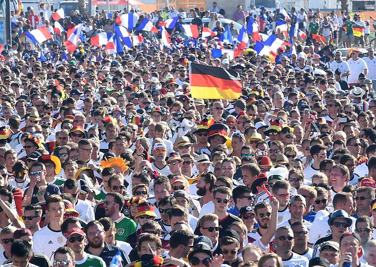 Tausende deutsche Fans verwandeln den Weg zum Stade Vélodrome in Marseille zur Fanmeile.