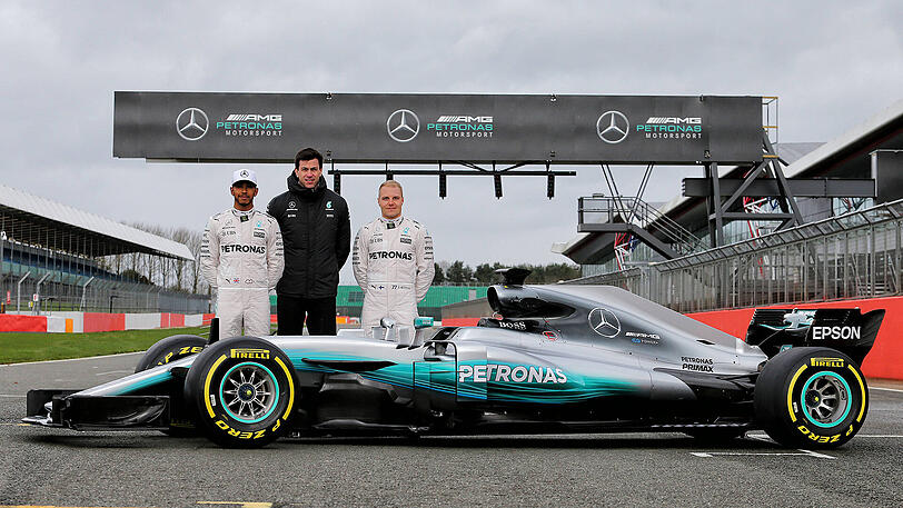 Von links: Lewis Hamilton, Toto Wolff, Valtteri Bottas. Beide Piloten werden sich bis Donnerstag abwechseln, da immer nur ein Auto jedes Rennstalls auf der Strecke in Spanien testen darf. Das Saisonziel für Lewis ist klar: "Ich will definitiv nicht Zweiter werden."
