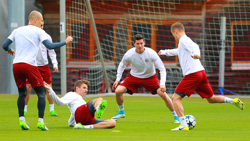 Sorge um Robert Lewandowski (Mitte). Der Pole brach das Abschlusstraining des FC Bayern vor dem Spiel gegen Real Madrid vorzeitig ab.
