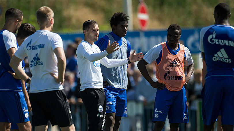 Neuer Trainer, neue Regeln: Domenico Tedesco lässt die Schalke-Profis künftig im Fanshop schufften.