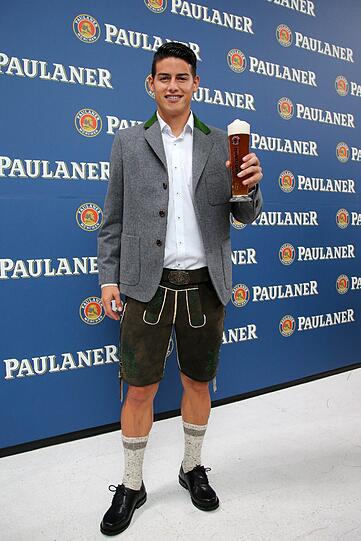 Steht ihm schon ganz gut dem James, die neue Tracht.