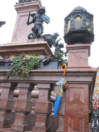 Ein Regenschirm - malerisch drapiert an der Mariensäule
