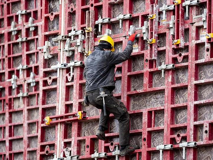 Bauarbeiter in Berlin: Die IG Bau verlangt eine "faire Beteiligung" am anhaltenden Boom der Branche.
