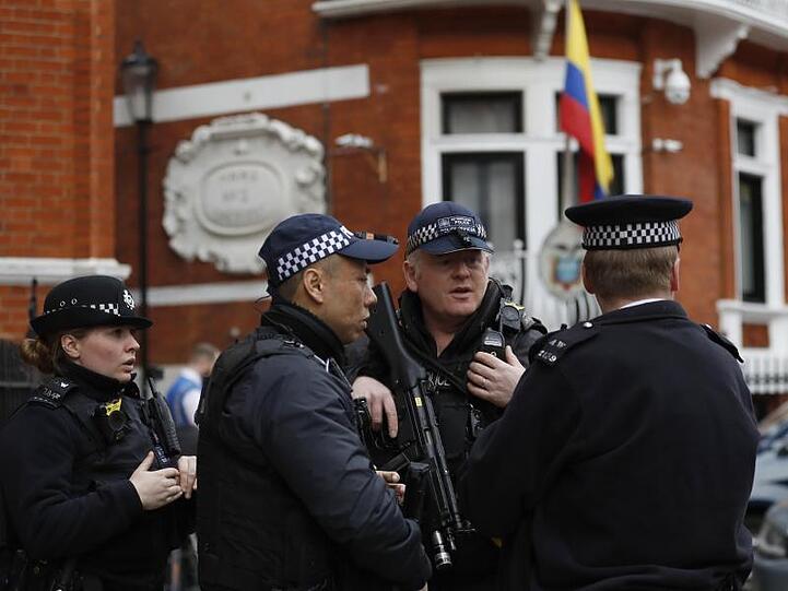 Polizisten stehen vor der Botschaft Ecuadors in London. Sollte Assange die Botschaft verlassen müssen, droht ihm die sofortige Festnahme.