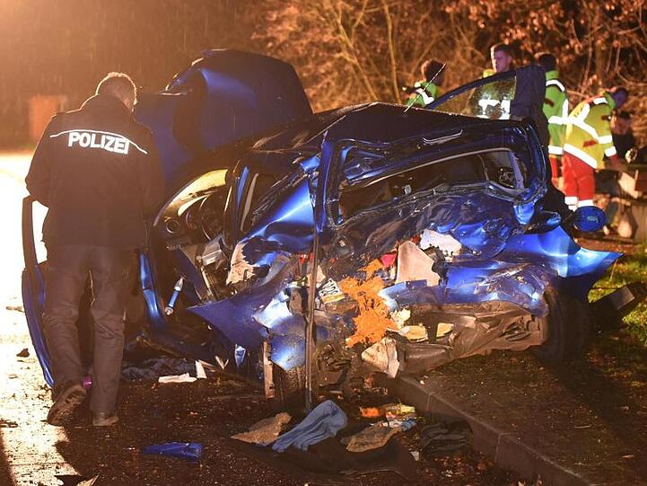 Das Wrack des Tatfahrzeugs: Auf der Flucht vor der Autobahnpolizei hat ein 18-Jähriger eine Frau totgefahren und deren Sohn schwer verletzt.