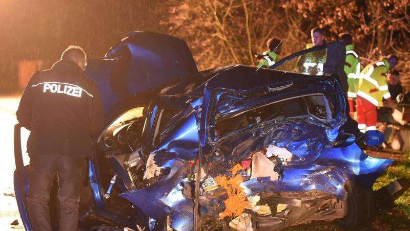 Das Wrack des Tatfahrzeugs: Auf der Flucht vor der Autobahnpolizei hat ein 18-Jähriger eine Frau totgefahren und deren Sohn schwer verletzt. Das Wrack des Tatfahrzeugs: Auf der Flucht vor der Autobahnpolizei hat ein 18-Jähriger eine Frau totgefahren und deren Sohn schwer verletzt.