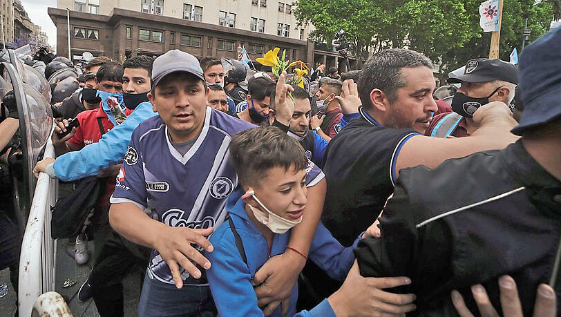 Großer Andrang in Buenos Aires: Fans wollen in den Regierungspalast gelangen, um Abschied von Maradona zu nehmen. Großer Andrang in Buenos Aires: Fans wollen in den Regierungspalast gelangen, um Abschied von Maradona zu nehmen.