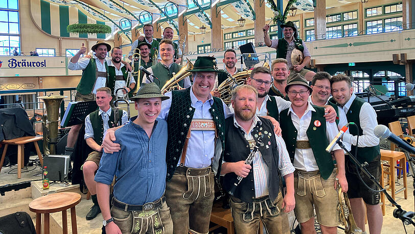 Kapellmeister Josef Menzl (2.vl) steht im Kreis anderer Musiker der "Kapelle Josef Menzl" im Bräurosl-Zelt. Kapellmeister Josef Menzl (2.vl) steht im Kreis anderer Musiker der "Kapelle Josef Menzl" im Bräurosl-Zelt.