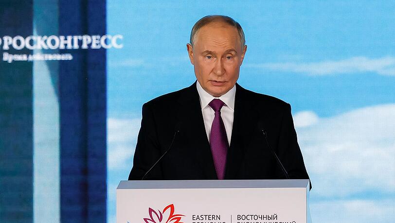 Putin bei einem Auftritt auf dem Wirtschaftsforum in Wladiwostok (Archivbild)