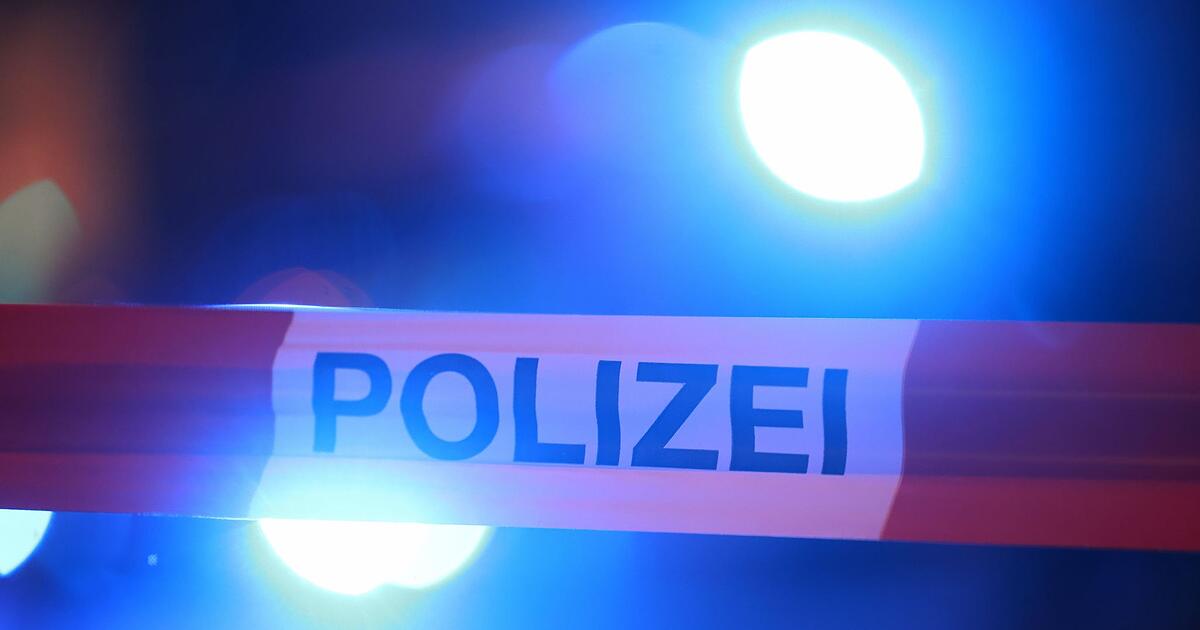 Autofahrer-prallt-gegen-Baum-und-wird-schwer-verletzt