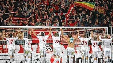 Die Mannschaft feiert den Sieg über Haifa, oben auf der Tribüne freuen sich die Vorstandsmitglieder Karl Hopfner (hinten l.) und Uli Hoeneß.Fotos: ddp, sampics/Augenklick