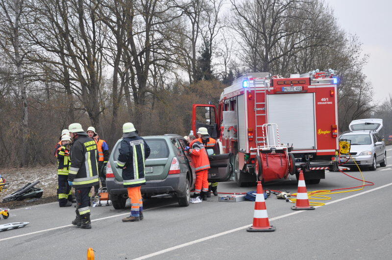 Zu einem Verkehrsunfall kam auf der B299 höhe Erharting: Ein PKW Fahrer wollte von Erharting kommend auf die B299 fahren und übersah dabei einen LKW. Im Kreuzungsbereich kam es zum Zusammenstoß. Dabei wurde der Fahrer des PKW mittelschwer verletzt. Er kam in ein Mühldorfer Krankenhaus.