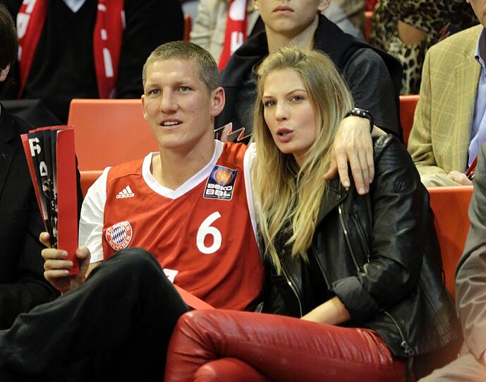 Der neue Audi Dome: "Stimmung wie beim Derby", findet Bastian Schweinsteiger. Hoeneß und Breitner sind begeistert. Die Bilder von der Basketball-Premiere in der neuen Halle.