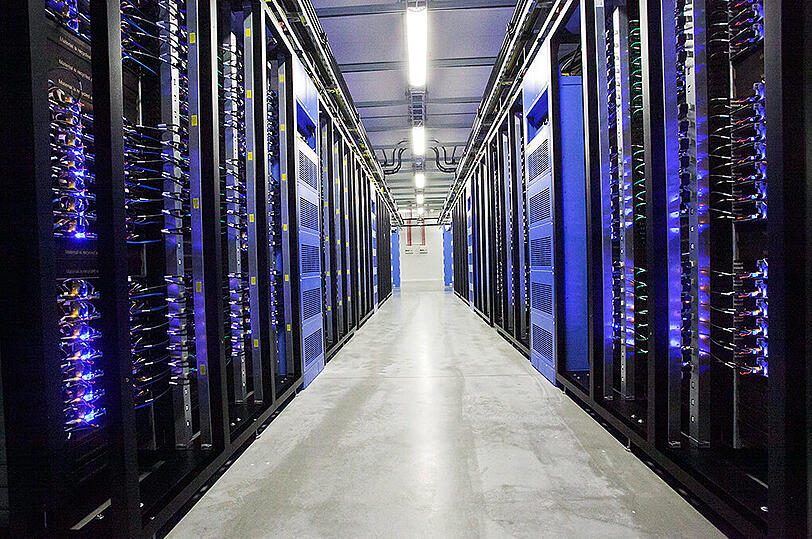 Serverfarm von Facebook. Die Social-Media-Plattform selbst sieht sich von dem Urteil nicht direkt betroffen, weil das Online-Netzwerk sich seit Jahren nicht auf "Safe Harbor" verlasse.