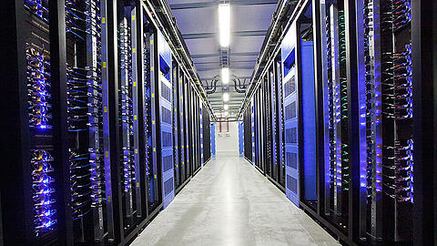 Serverfarm von Facebook. Die Social-Media-Plattform selbst sieht sich von dem Urteil nicht direkt betroffen, weil das Online-Netzwerk sich seit Jahren nicht auf "Safe Harbor" verlasse.