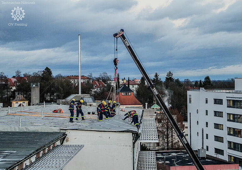 Sturmtief "Friederike" richtete am Dach des Josef-Hofmiller-Gymnasiums große Schäden an.
