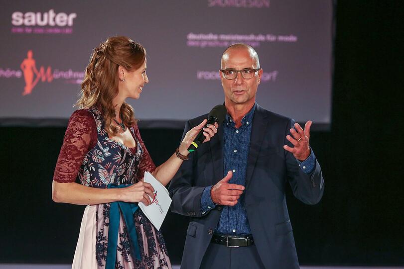 Zu Beginn der Veranstaltung wurden die Gäste im Silbersaal von Moderatorin Lisa Heckl und Joachim Melzer, dem Geschäftsführer der Abendzeitung, begrüßt.
