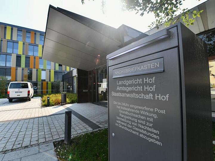 Briefkasten und Haupteingang von Landgericht und Amtsgericht in Hof. Foto: Matthias Merz/dpa