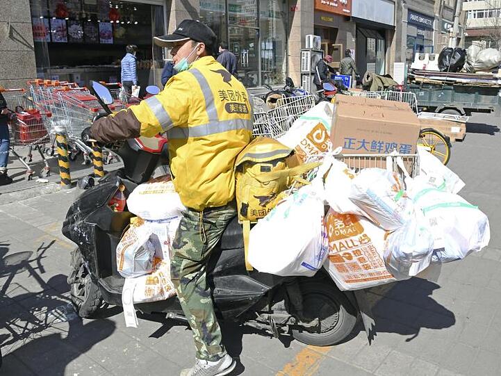 Lieferservice in Peking: Die Nachfrage nach online eingekauften Lebensmitteln ist aufgrund des Coronavirus hoch.