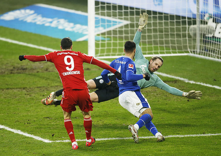 23. Saisontor: Lewandowski und die Bayern haben kein Erbarmen mit dem Tabellenschlusslicht Schalke. 4:0 heißt es am Ende. Lewandowski trifft natürlich auch.