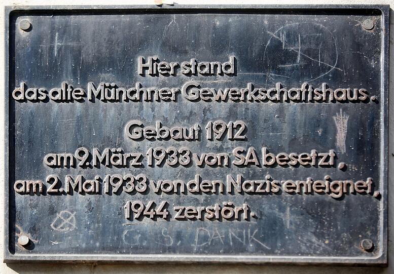 Pestalozzistraße 64: Erinnerung an ganz finstere Zeiten.