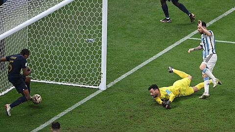 Lionel Messi (r) brachte Argentinien mit 3:2 in Führung.