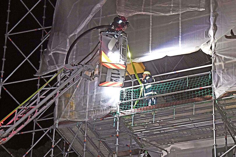 Die Feuerwehrleute verschafften sich unter anderem mit einer Kettensäge Zutritt zum Dach.