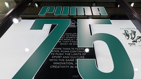 "Puma 75" steht auf einer Vitrine am Hauptsitz des Sportartikelherstellers Puma.