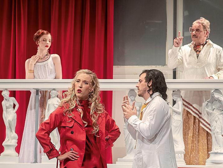 Mythologisches Ensemble: Galathée (Anna Krikheli), Venus (Magdalena Jura), Pygmalion (Luca Festner) und Midas (Bernd Gebhardt).  Foto: Annette Hempfling