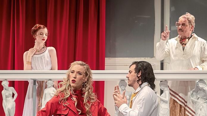 Mythologisches Ensemble: Galathée (Anna Krikheli), Venus (Magdalena Jura), Pygmalion (Luca Festner) und Midas (Bernd Gebhardt).  Foto: Annette Hempfling