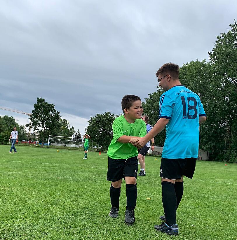 "Wichtig ist nämlich auch, dass sich beim Fußball betroffene und nicht betroffene Menschen und Familien kennenlernen und austauschen können". "Wichtig ist nämlich auch, dass sich beim Fußball betroffene und nicht betroffene Menschen und Familien kennenlernen und austauschen können".