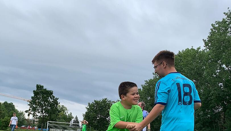 "Wichtig ist nämlich auch, dass sich beim Fußball betroffene und nicht betroffene Menschen und Familien kennenlernen und austauschen können". "Wichtig ist nämlich auch, dass sich beim Fußball betroffene und nicht betroffene Menschen und Familien kennenlernen und austauschen können".