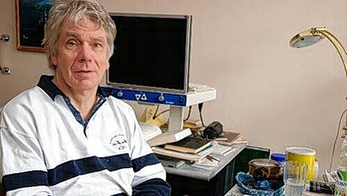 Er führt das Lärmprotokoll: Seit Sommer lebt Peter Ibler im Pflegezentrum in Hohenbrunn im Baulärm. Er führt das Lärmprotokoll: Seit Sommer lebt Peter Ibler im Pflegezentrum in Hohenbrunn im Baulärm.