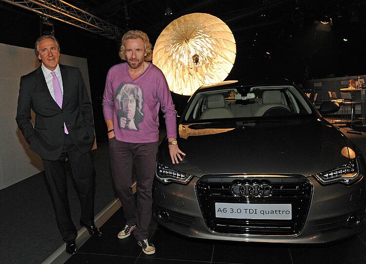 Der Moderator Thomas Gottschalk (r.) und sein Bruder Christoph bei der Präsentation des neuen Audi A6 in der Eventarena Olympiapark in München.
