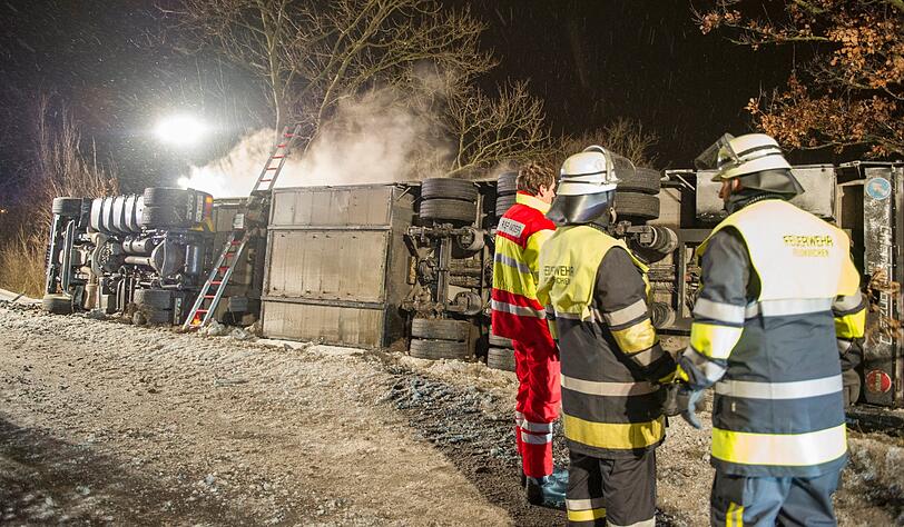 Nach Angaben der Autobahnpolizei in
Hohenbrunn hat eine Amtsveterinärin die Tötung der Tiere angeordnet,
weil diese nach dem Unfall unter Schock stünden.