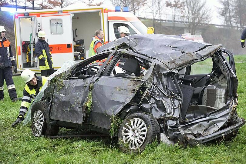Der Fiat nach dem Flug: Der Fahrer kommt mit Verletzungen davon.