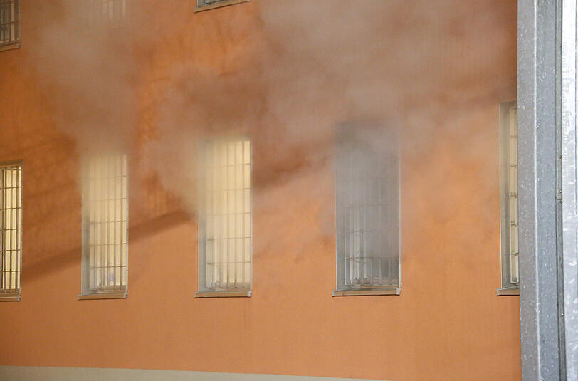 Bilder vom Einsatz der Feuerwehr beim Brand der JVA Mühldorf am Dienstagabend.