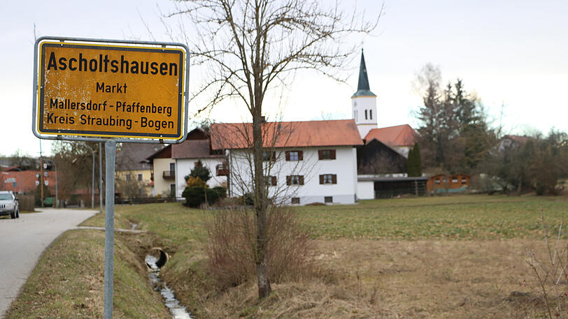 Polizeieinsatz in Ascholtshausen. Hier wurden am Montag drei Leichen in einem Haus entdeckt.