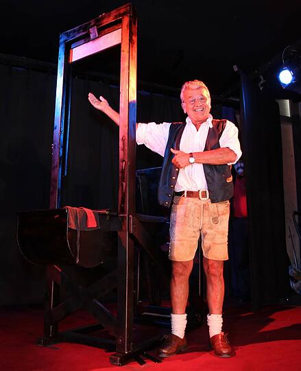 Mit seiner Spezial-Guillotine "Marie Antoinette" hat er schon 11 000 Wiesn-Besucher hingerichet - zumindest zum Schein.
