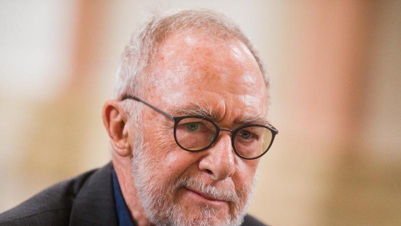 Gerhard Richter hatte einige Entwürfe in der Papiertonne vor seinem Haus entsorgt, weil er sie als misslungen betrachtete. Gerhard Richter hatte einige Entwürfe in der Papiertonne vor seinem Haus entsorgt, weil er sie als misslungen betrachtete.