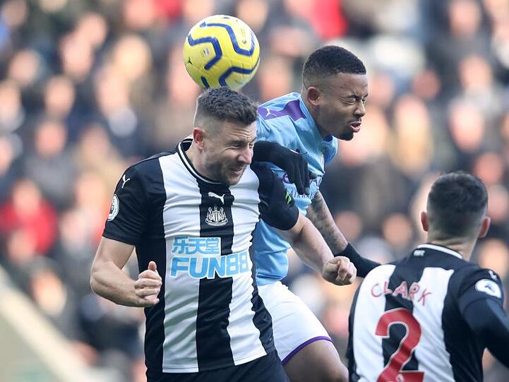Manchester Citys Gabriel Jesus (r) und Newcastles Federico Fernandez beim Kopfballduell.