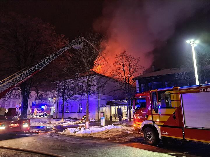 Das Alte Rathaus in Sauerlach steht in Flammen.