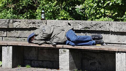 Bierflasche auf der Mauer, schlafender Mensch auf der Holzbank: Auf vielen Bänken rund um den Neptunbrunnen im Alten Botanischen Garten mögen sich Spaziergänger lieber nicht mehr dazu setzen.