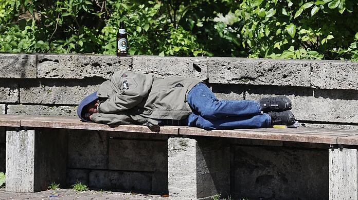 Bierflasche auf der Mauer, schlafender Mensch auf der Holzbank: Auf vielen Bänken rund um den Neptunbrunnen im Alten Botanischen Garten mögen sich Spaziergänger lieber nicht mehr dazu setzen.