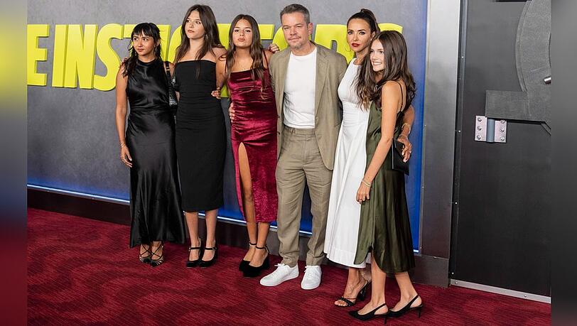 Alexia, Isabella, Gia, Matt Damon, Luciana und Stella  (v.l.) auf dem roten Teppich der "The Instigators"-Premiere Ende Juli in New York City.