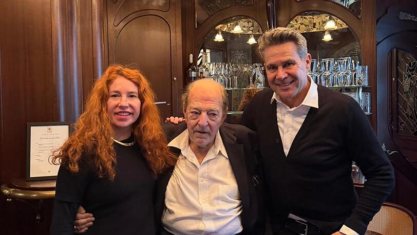 Laura und Ralph Siegel mit Alexander Lutz (r.), der auch das Gandlbetreibt, aber den Salon Mo&euml;t & Chandon jetzt r&auml;umen musste.