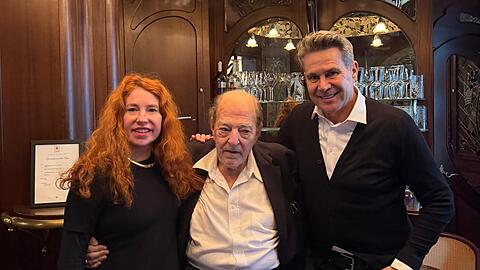 Laura und Ralph Siegel mit Alexander Lutz (r.), der auch das Gandlbetreibt, aber den Salon Mo&euml;t & Chandon jetzt r&auml;umen musste.